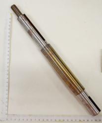 Вал рычага натяжного привода мотовила КЗР 1504601А наружняя резьба