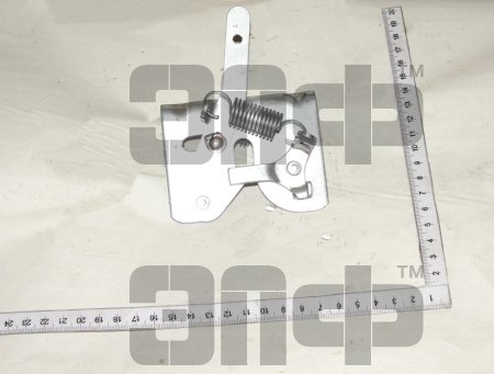 1523 Zamok kapota 80-8402410 (9883)