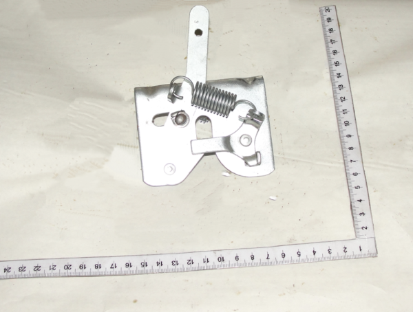 1523 Zamok kapota 80-8402410 (9883)